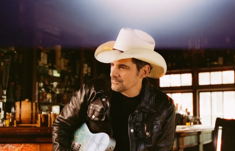 Brad Paisley fait équipe avec Hallmark pour écrire une chanson pour le nouveau film de Noël: `` très inspirant ''
