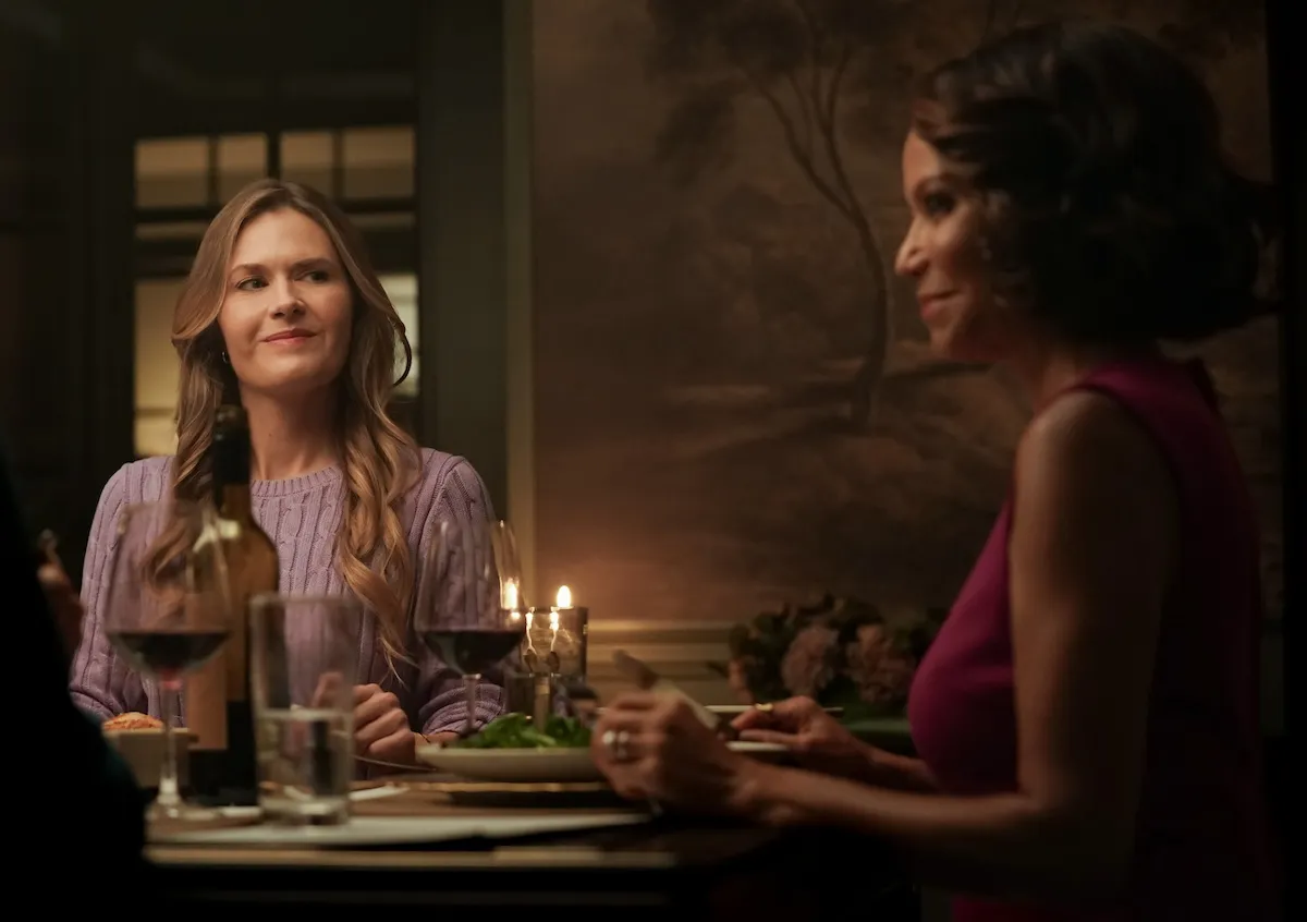 Maggie Lawson et Gloria Reuben assis à une table à manger dans la série «Boston Blue» Premeire