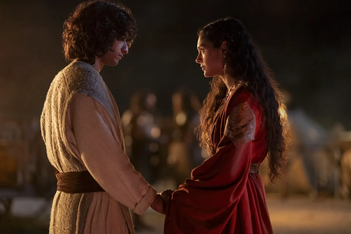 David et Michal se tiennent la main et se regardant dans la saison 2 de «House of David»
