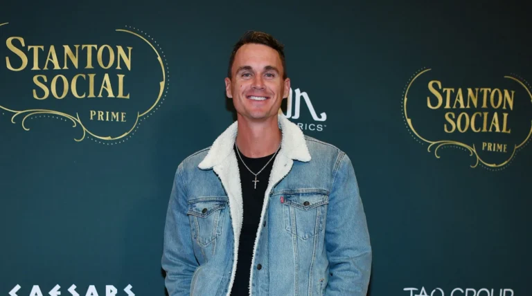 «Bachelorette 'Alun, pom-pom girl de la NFL parmi les 21 vierges à la recherche d'amour sur Hulu« Êtes-vous ma première?