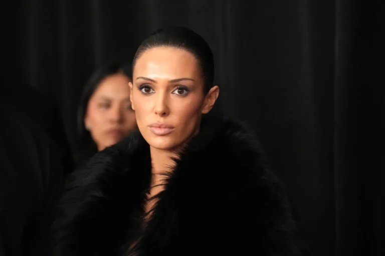 Bianca Censori sort dans un pantalon qui semble directement hors du placard de Kim Kardashian