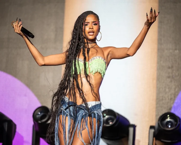 Cardi B défend Tyla après la haine en ligne sur l'identité raciale: "Que voulez-vous qu'elle fasse?"