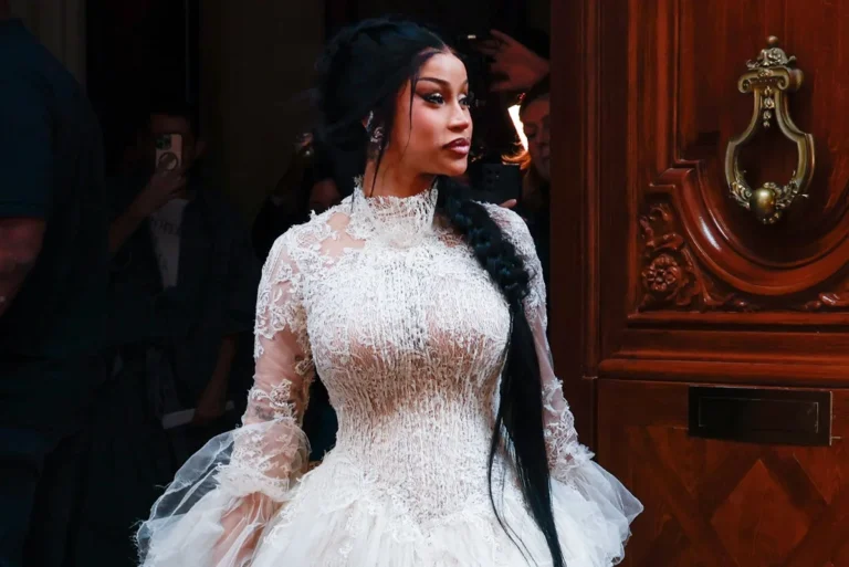 Cardi B double sur les commentaires fatphobes: `` Ce n'est pas si grave ''