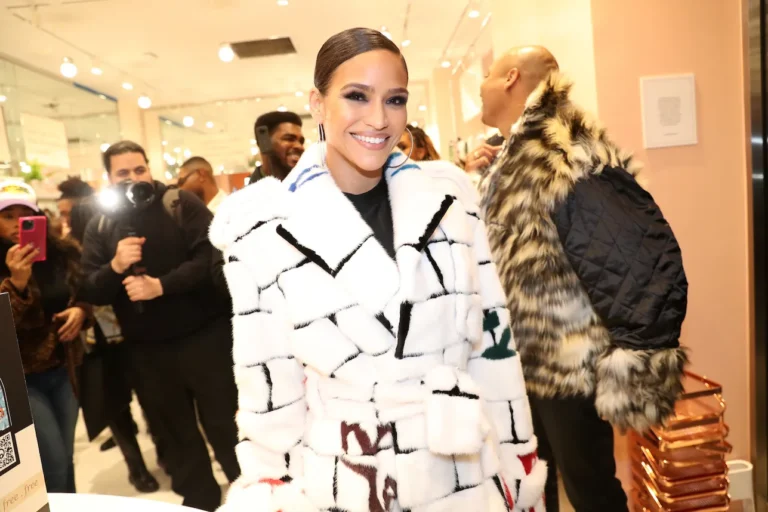 Cassie Ventura a dit qu'elle retournait à son `` vieille personne '' dans son 1er post sur les réseaux sociaux depuis le procès de Sean 'Diddy' Combs '