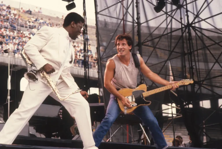 Clarence Clemons s'est rendu compte que lui et Bruce Springsteen étaient «les liens manquants dans la vie des autres» pendant 1 chanson