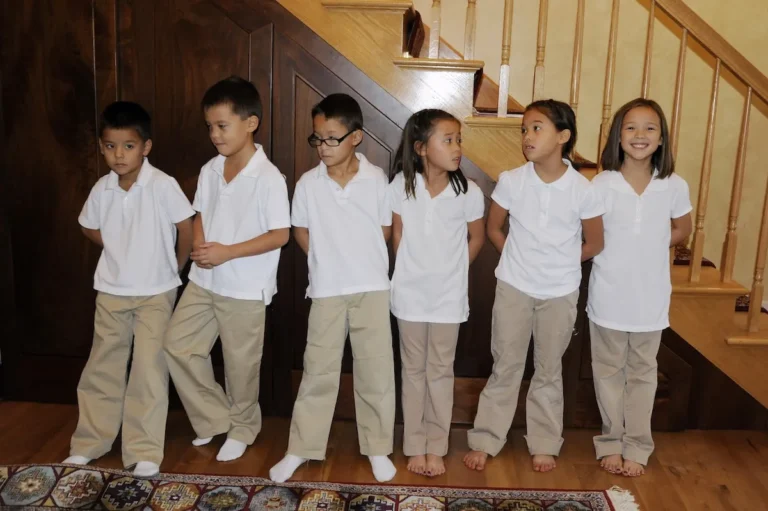 Collin Gosselin affirme que la maman Kate Gosselin a attaqué ses revenus de télé-réalité, le forçant à attendre les tables à payer pour l'université