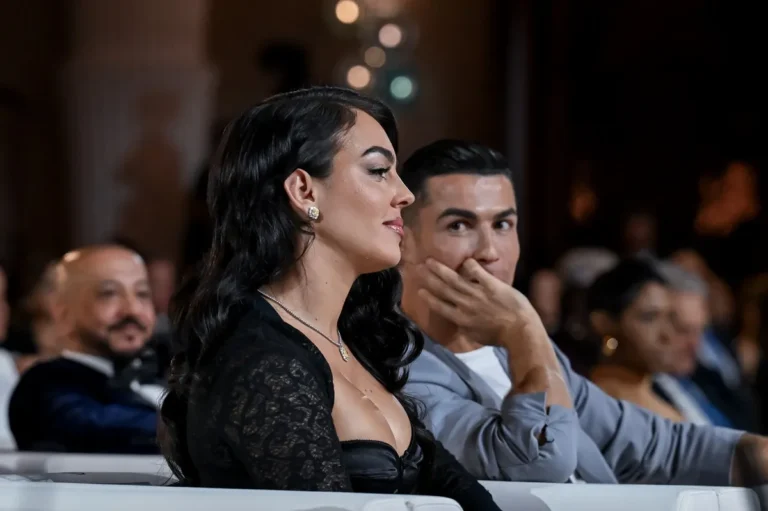 Cristiano Ronaldo a proposé à Georgina Rodriguez avec une bague colossale plus impressionnante que le rocher de 4 millions de dollars qui a précédemment déclenché des rumeurs d'engagement (voir)