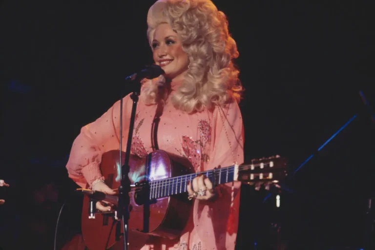 Dolly Parton a déchiré un artiste country sur une blague sur ses seins