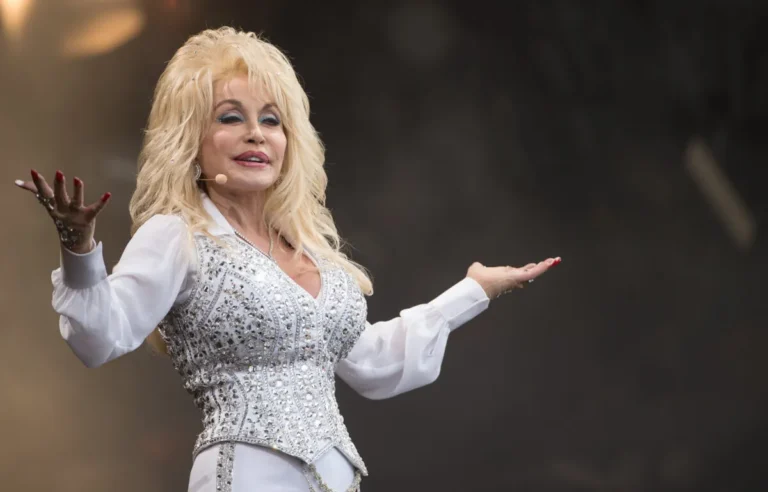 Dolly Parton a dit un jour que les gagnants de ses concours de sosie étaient le «plus grand groupe de porcs» qu'elle ait jamais vu