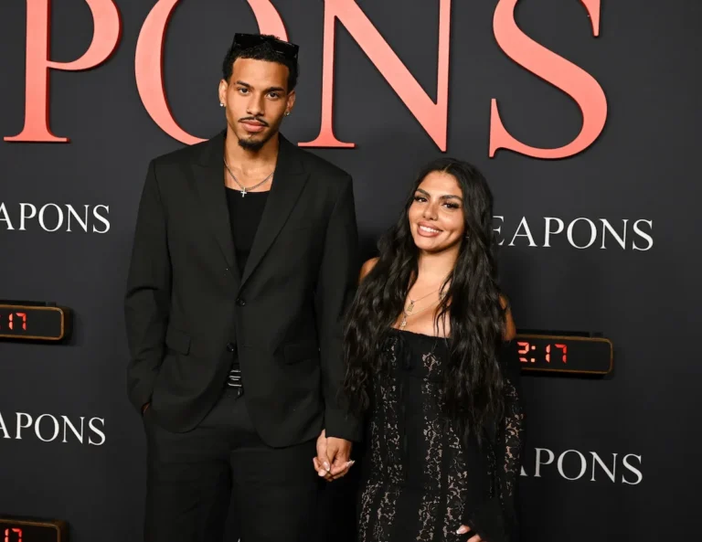 Huda de «Love Island USA» marche sur le tapis rouge avec Louis de «Too Hot to Handing»