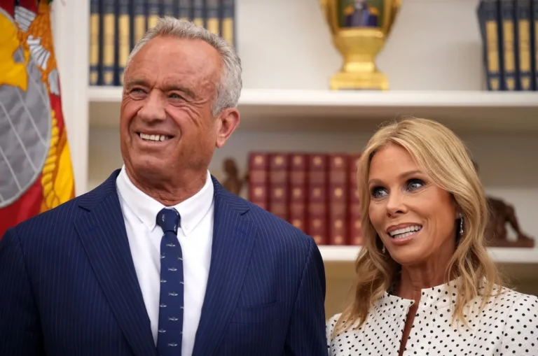 L'épouse de RFK Jr., Cheryl Hines, aborde la querelle de la famille Kennedy, dit qu'elle ne comprend pas ce qui se passe avec le fils de Caroline Kennedy