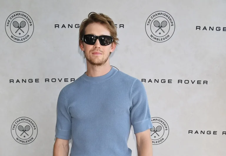 L'ex-Joe Alwyn de Taylor Swift a repéré `` bleu '' après Travis Kelce Engagement News