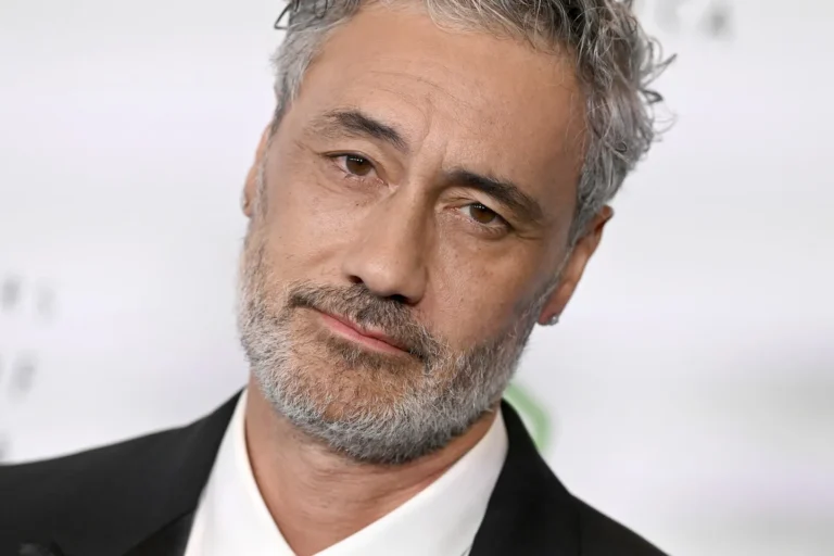 La chemise discrète de Taika Waititi à la fête d'anniversaire de Chris Hemsworth minimise son statut millionnaire