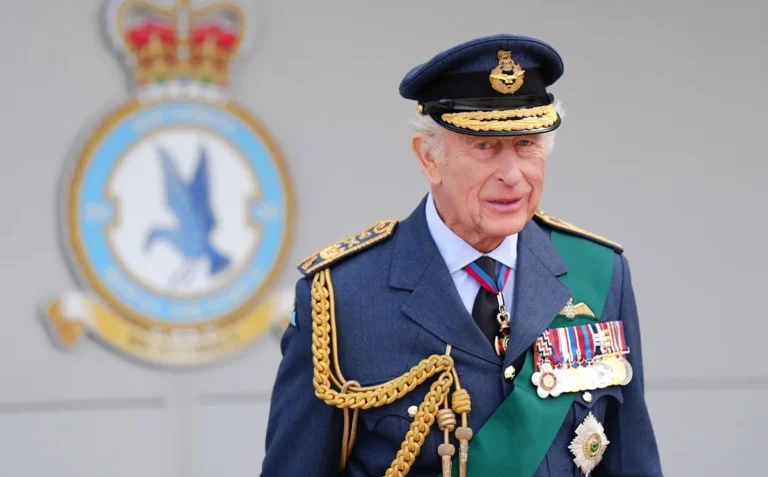 La raison pour laquelle le roi Charles n'a pas de passeport ou de permis de conduire, mais la reine Elizabeth a fait
