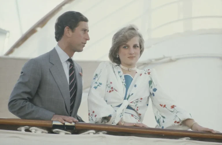 La vidéo virale montre la princesse Diana glisser et glisser alors qu'elle sort d'un bateau avec Charles