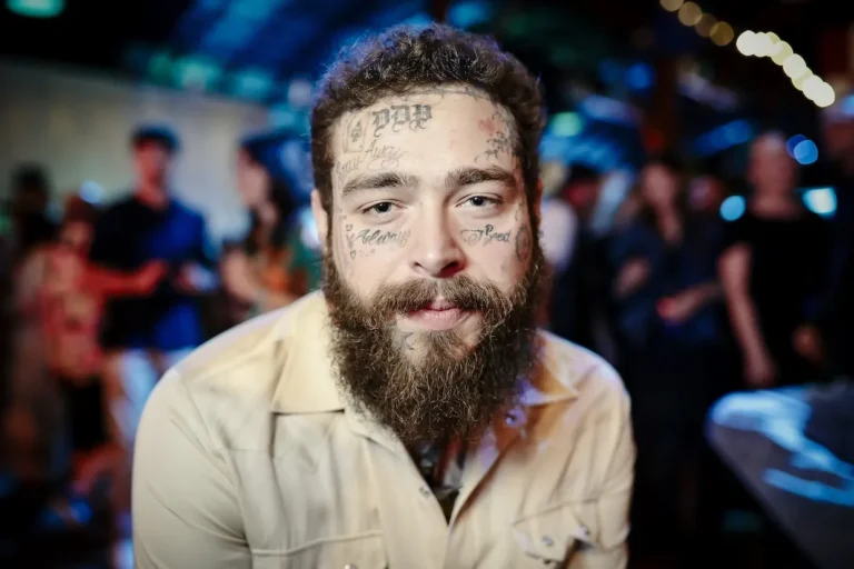 Le `` Cowboy Post Malone '' s'associe à Kim Kardashian - et les fans ne peuvent pas oublier ses racines de rappeur