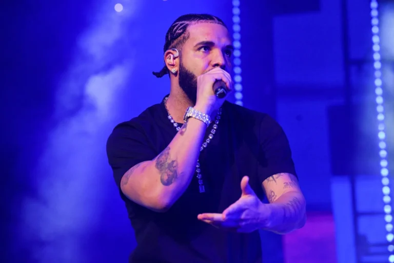 Le pendentif de Drake de 2pac de mort est faux, selon Suge Knight: "Quiconque vous a vendu cela ... il vous a joué"