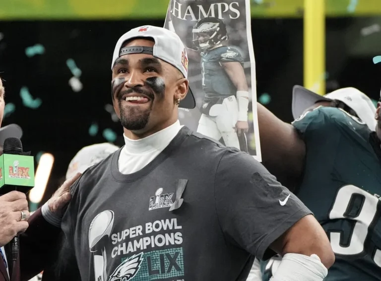 Le quart-arrière des Eagles de Philadelphie, Jalen, blesse un appartement de 2 000 $ par mois et a une maison «humble» (voir à l'intérieur)