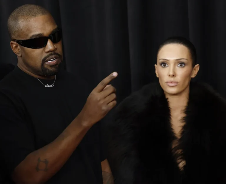 Le style de Bianca Censori évolue: elle apparaît dans un look tout noir modeste encore une fois