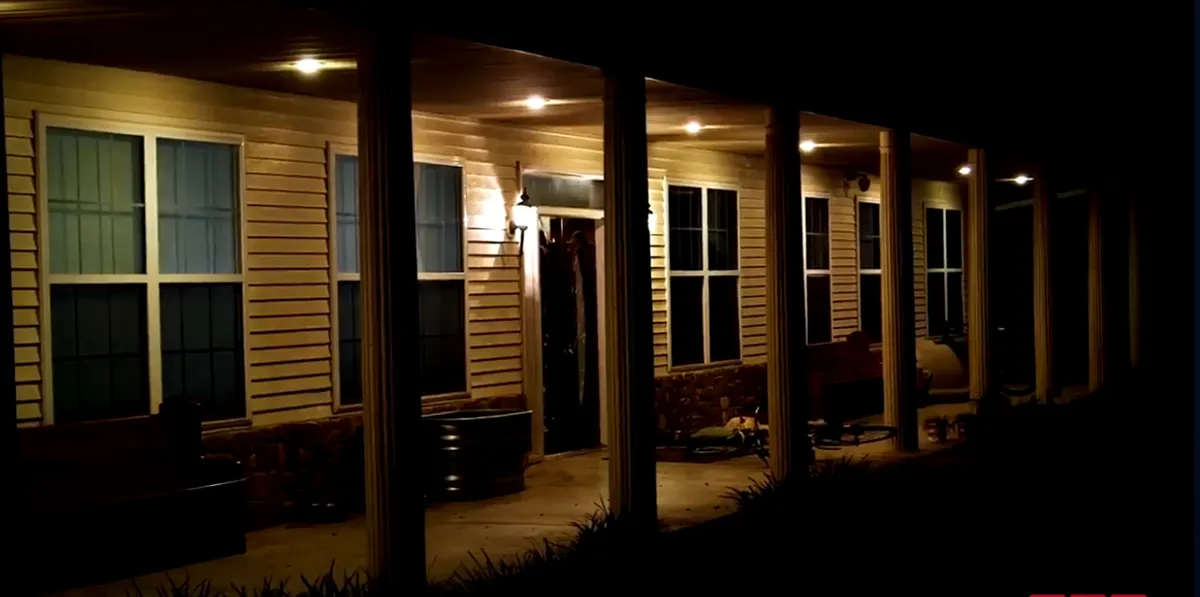 L'extérieur de la maison Duggar la nuit 
