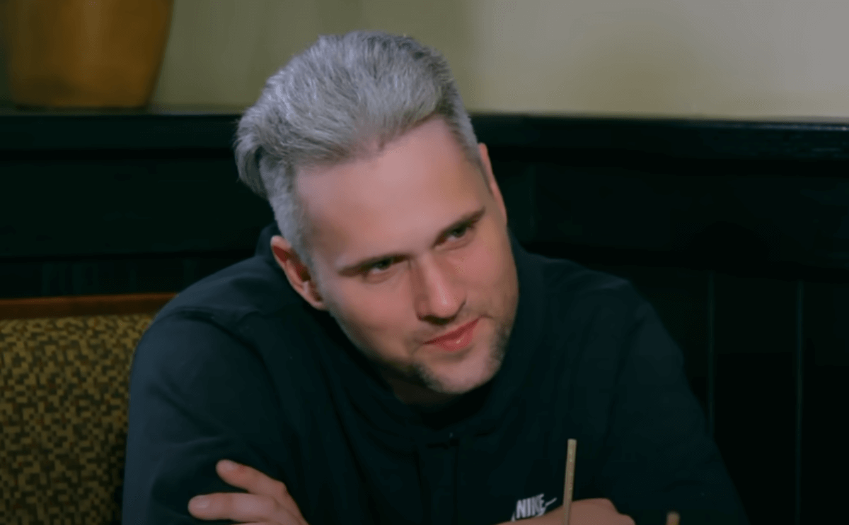 Ryan Edwards depuis à l'intérieur d'un restaurant lors d'un épisode de «Teen Mom»