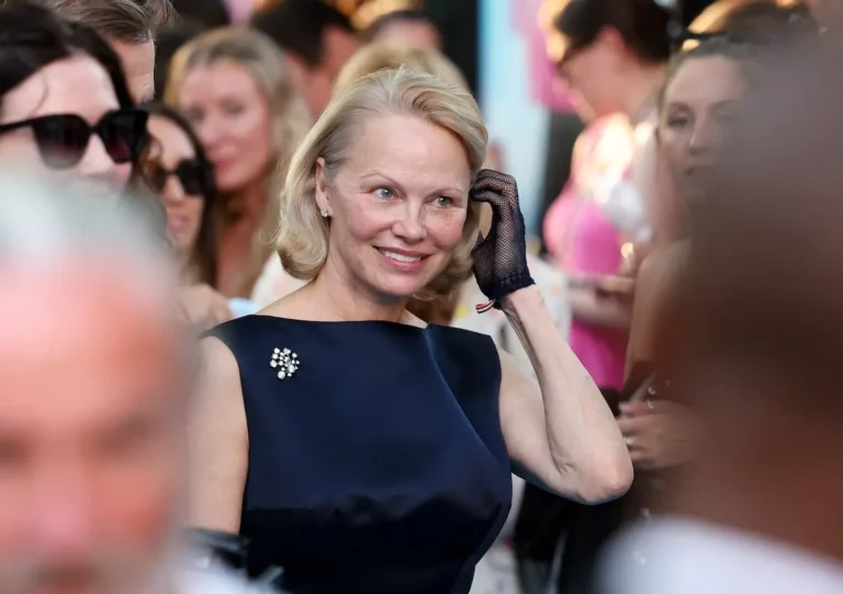 Pamela Anderson partage les femmes de «compliment» en revers continuent de lui donner