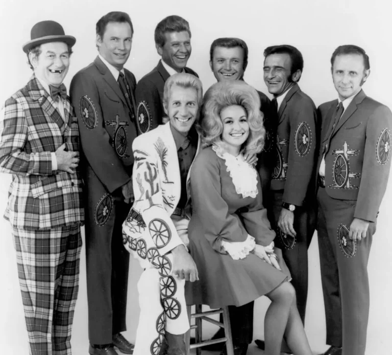 Porter Wagoner a dit à Dolly Parton de ne pas avoir l'air trop `` éduqué '' sur son émission