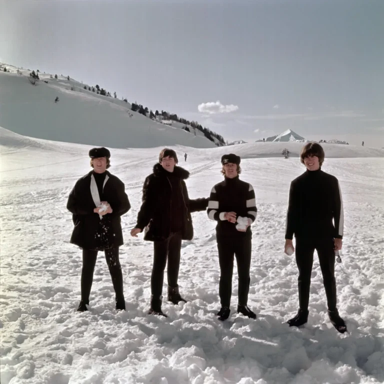Pourquoi les Beatles n'étaient-ils pas «l'aide» avec leurs bras sur «l'aide! Couverture d'album?