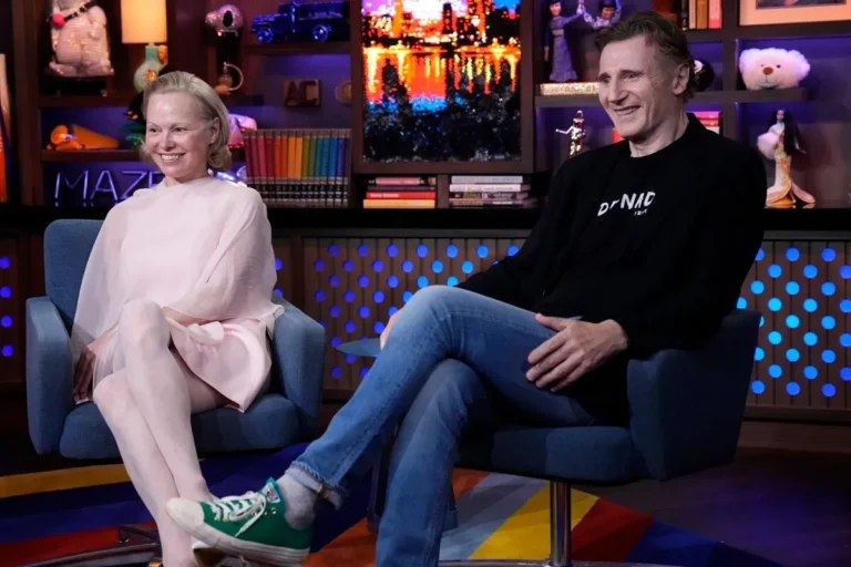 Réel ou faux? La famille approuve la relation de Liam Neeson et Pamela Anderson