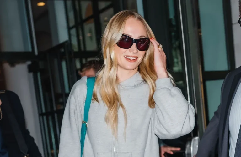Sophie Turner suscite des rumeurs de fiançailles avec une bague maman beaucoup plus grande que ce que Joe Jonas lui a donné