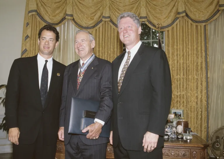 Tom Hanks réagit à la mort de 'Apollo 13' astronaute Jim Lovell: 'Dieu vous accélère, lors de ce prochain voyage' '