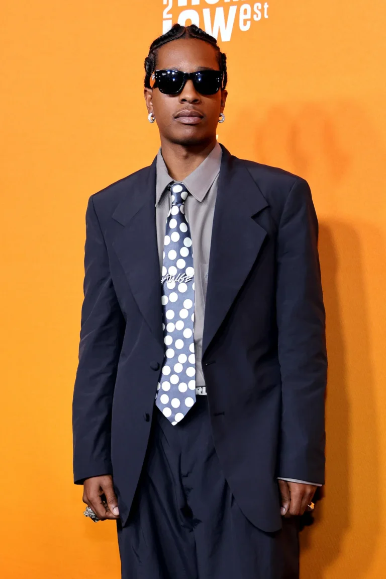Un $ ap rocky tourne les têtes dans le même costume et le même look Rihanna a basculé plus tôt cet été