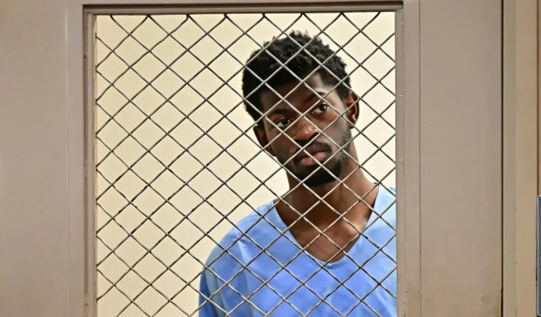 Voir Inside Lil Nas X's California Home après son arrestation et se promener dans La Naked