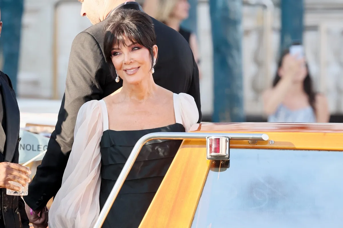 Kris Jenner admet que les lifting sont la façon dont elle «vieillit gracieusement»