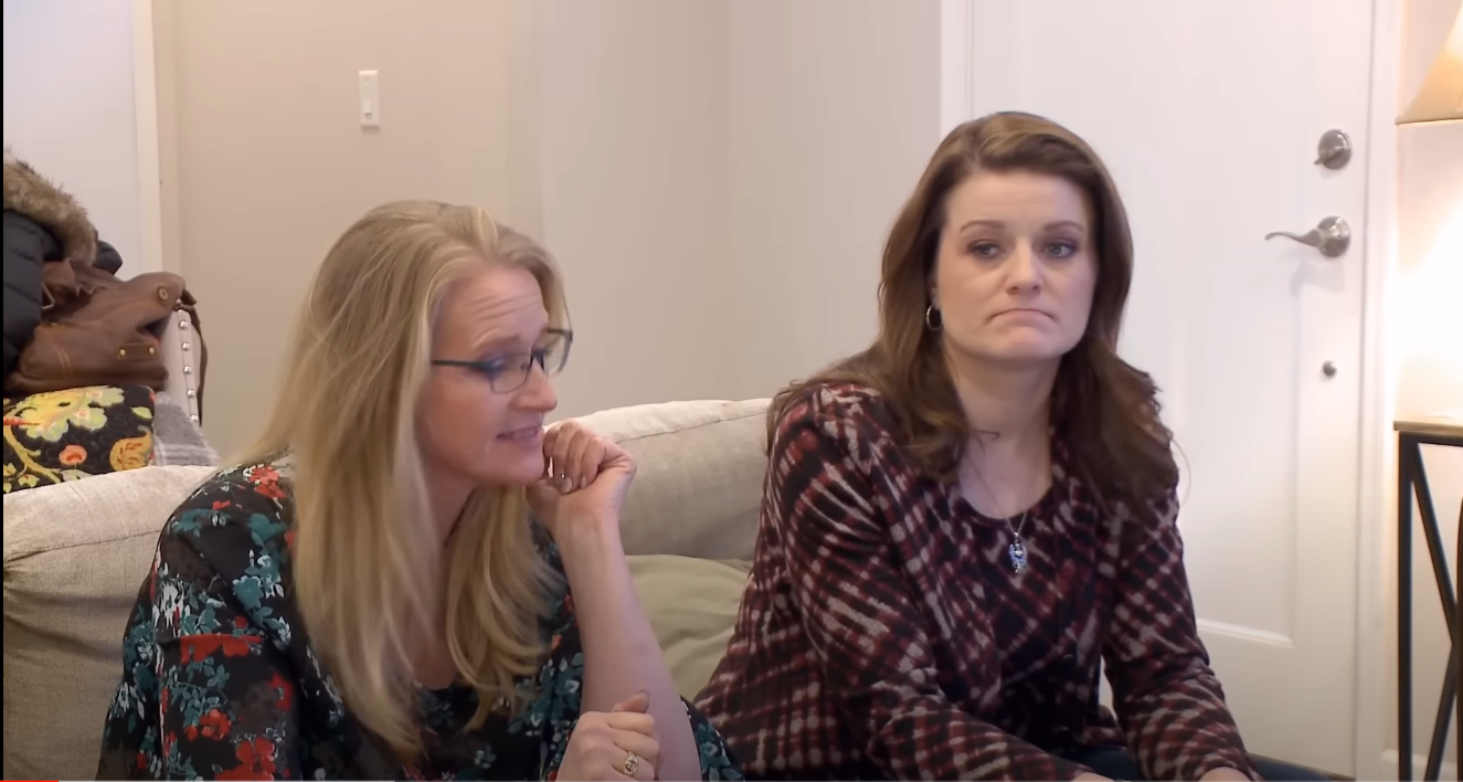 Christine Brown et Robyn Brown sont assis les uns à côté des autres lors de la présentation de la maison de Kody sur un épisode de «Sister Wives»