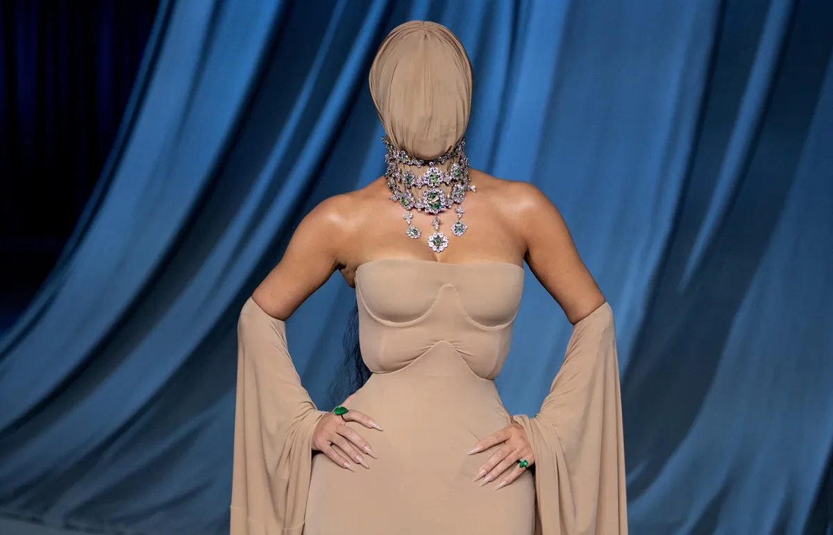 Essayez de ne pas haleter devant la tenue « débile » de Kim Kardashian et combien valent ses diamants pour l'événement