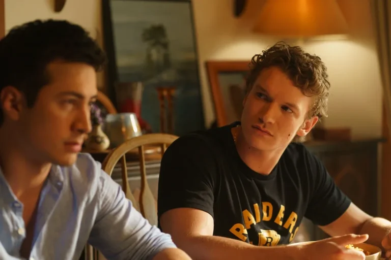Connor Storrie dit que tourner des scènes de nu de « Rivalité chauffée » avec Hudson Williams était « vraiment peu sexy »