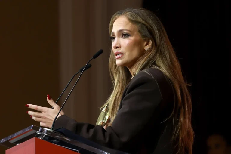 Jennifer Lopez brutalement moquée à propos d'un selfie de Noël