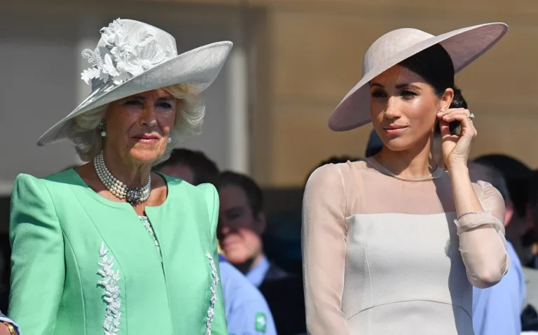 La reine Camilla a envoyé un message à Meghan Markle avec sa tenue de Noël