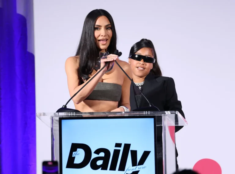 North West affiche des dents pointues en diamant dans sa dernière publication Instagram