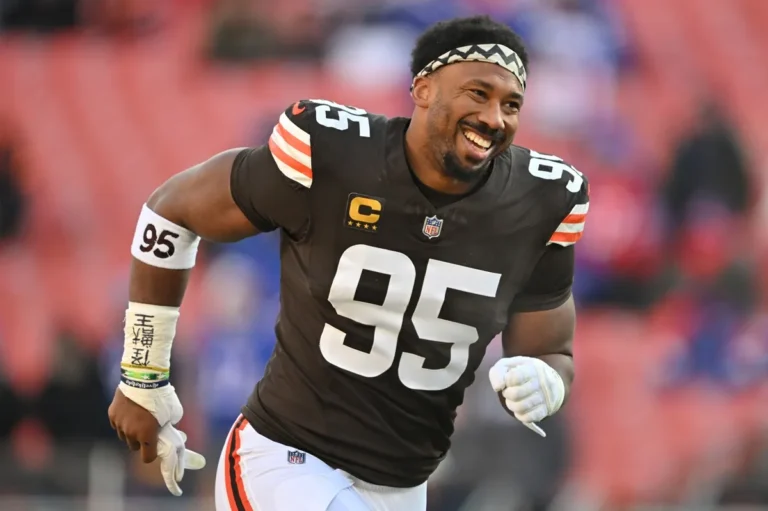 À l'intérieur du manoir de l'Ohio de la star de la NFL Myles Garrett avec des affichages élaborés « Stranger Things » et « Terminator »