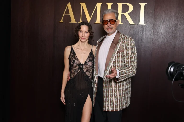 Emilie Livingston éblouit dans une robe en dentelle transparente avec Jeff Goldblum à la Fashion Week