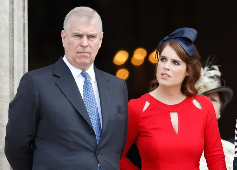 Andrew Mountbatten-Windsor a sauté l'anniversaire de sa fille, la princesse Eugénie, pour rester au manoir de Jeffrey Epstein