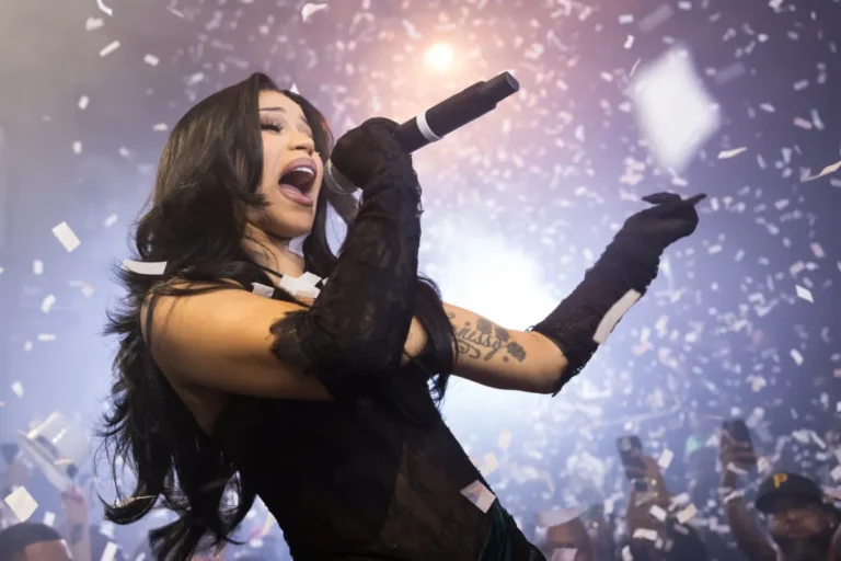 Cardi B a admis qu'elle avait changé sa musique pour gagner de l'argent : "Ça m'écrase un peu"