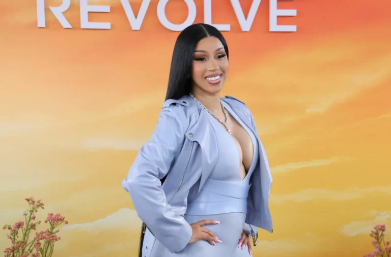 Cardi B considérait son ambition musicale comme un « rêve idiot » après avoir été expulsée par ses parents