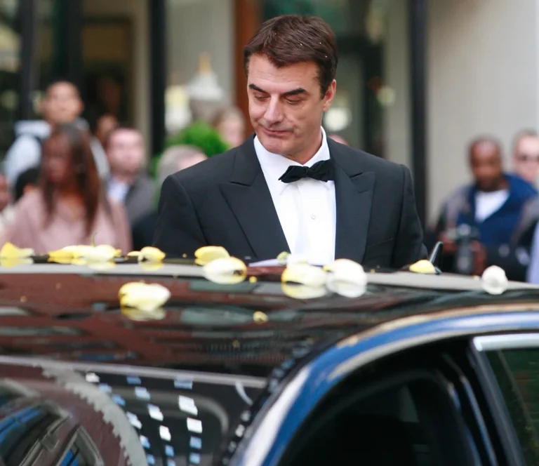 Chris Noth qualifie la réponse de ses co-stars aux allégations d'agression sexuelle contre lui de « plus hollywoodienne qu'Hollywood »