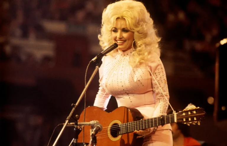 Dolly Parton a admis que sa famille ressentait du « ressentiment » face à son succès