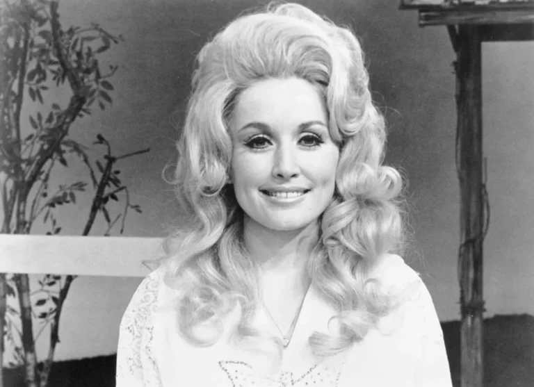 Dolly Parton a révélé qu'elle n'avait pas consulté son mari avant de se faire attacher les trompes