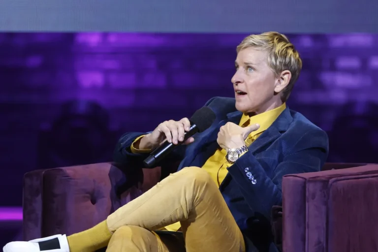 Ellen DeGeneres fait face à des réactions mitigées après avoir lié le message d'anniversaire aux incidents de Minneapolis ICE
