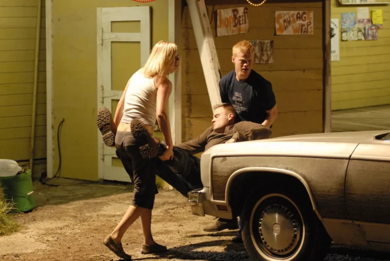 Jesse Plemons aborde l'intrigue secondaire de meurtre "étrange" de la saison 2 de "Friday Night Lights"